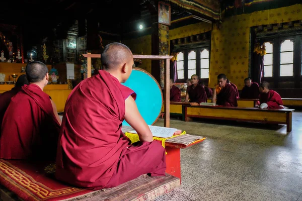 Βουδιστές μοναχοί στο ναό του Μπουτάν — Φωτογραφία Αρχείου