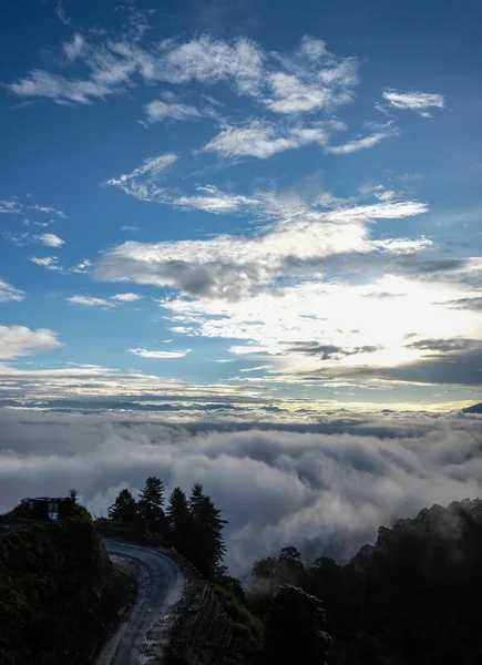 Clouscape in de vroege ochtend in Bhutan — Stockfoto