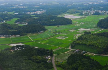 Yaz günlerinde kırsal manzara üzerinde uçan 
