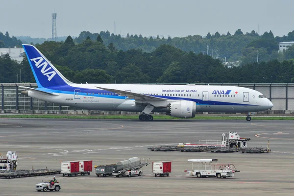 Avião de passageiros no Aeroporto de Tóquio Narita — Fotografia de Stock