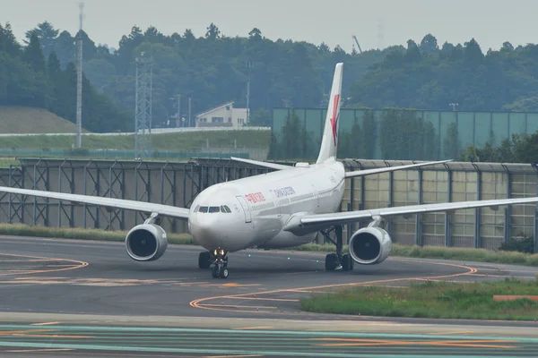 Osobní letadlo na letišti Tokio Narita — Stock fotografie