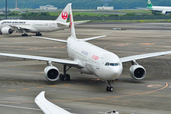 Tokyo Narita Havalimanı 'nda yolcu uçağı — Stok fotoğraf