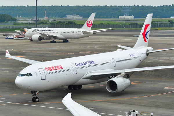 Passenger airplane at Tokyo Narita Airport — Stock Photo, Image