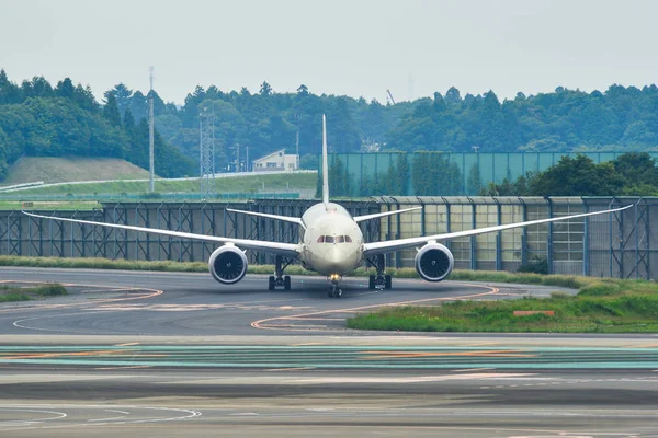 Avion de passagers à l'aéroport de Tokyo Narita — Photo