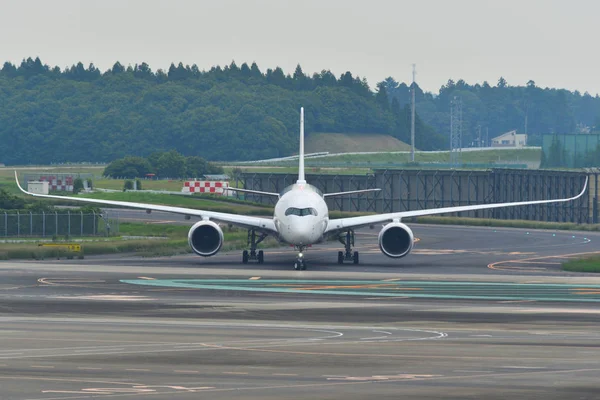 Avião de passageiros no Aeroporto de Tóquio Narita — Fotografia de Stock