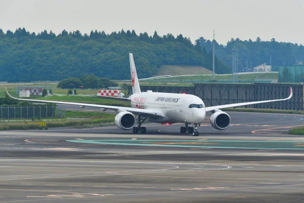 Passagiersvliegtuig op Tokyo Narita Airport — Stockfoto