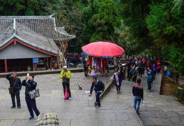 İnsanlar Zhangjiajie, Çin'de pagoda ziyaret 