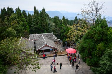 İnsanlar Zhangjiajie, Çin'de pagoda ziyaret 