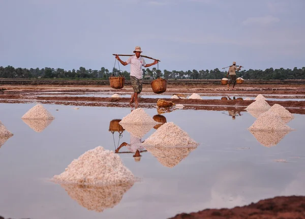 Personas que trabajan en el campo de sal en Camboya — Foto de Stock