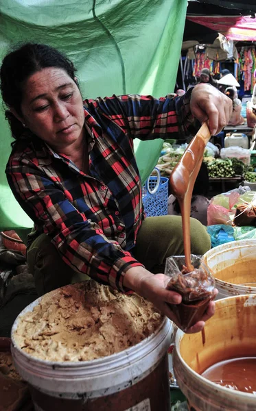 Personas en el mercado rural en Kampot, Camboya — Foto de Stock