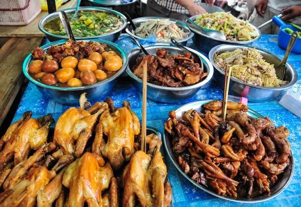캄보디아 요리 - 농촌 시장에서 현지 음식 — 스톡 사진