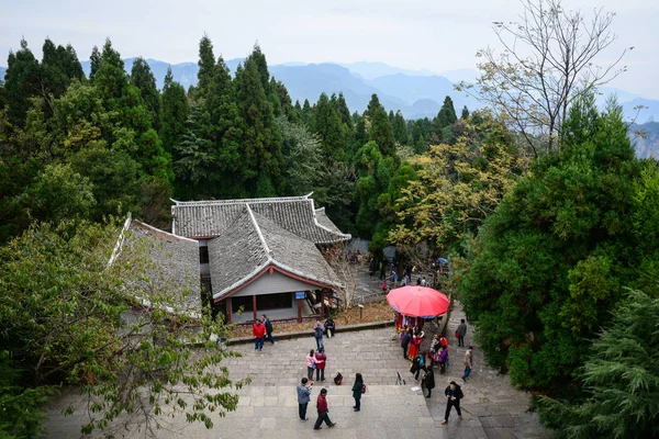 İnsanlar Zhangjiajie, Çin'de pagoda ziyaret — Stok fotoğraf