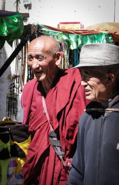İnsanlar Tibet'te Jokhang tapınağı etrafında yürümek 