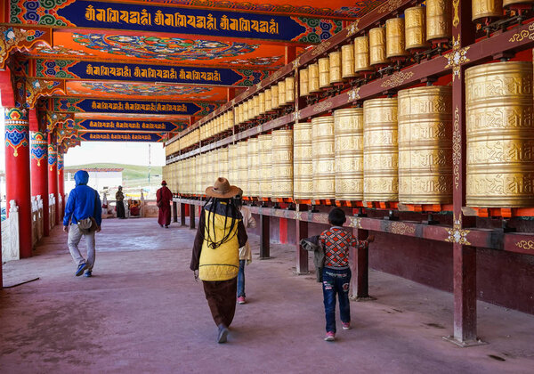 Молитвенные колеса в Ярчен-Гар в Сычуань, Китай
 