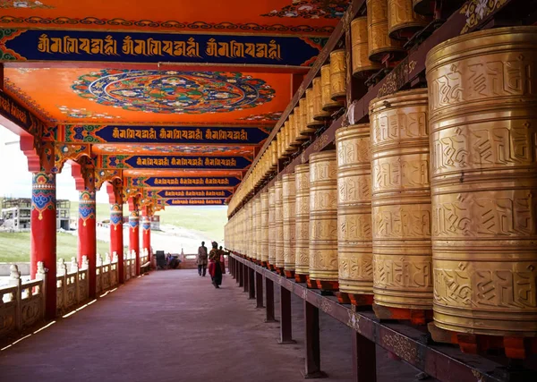 Молитвенные колеса в Ярчен-Гар в Сычуань, Китай — стоковое фото