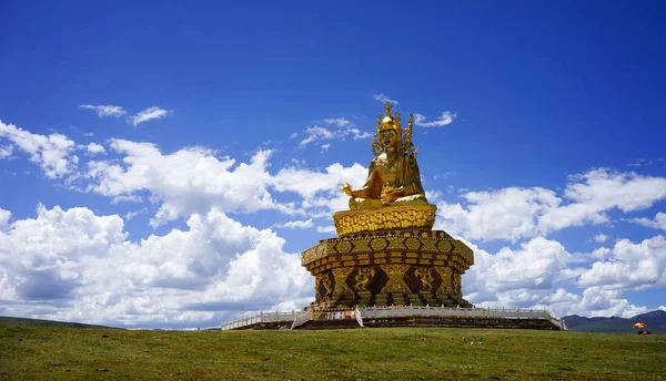 Big Buddha on the grass hill at Yarchen Gar — Stock Photo, Image