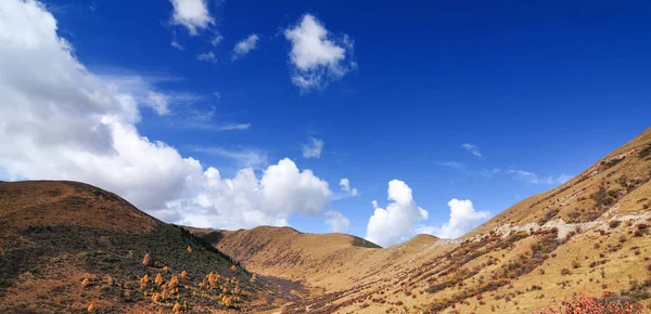 Vista de montanhas altas em Sichuan — Fotografia de Stock