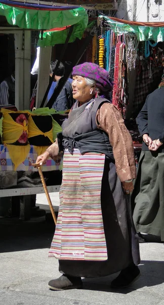 Οι άνθρωποι περπατούν γύρω από το ναό Jokhang στο Θιβέτ — Φωτογραφία Αρχείου