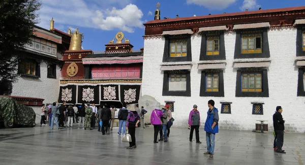 朝圣者和当地人在乔汉寺祈祷 — 图库照片