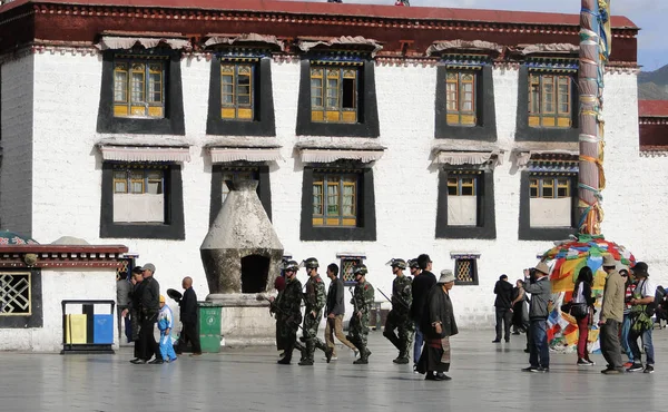 Soldati cinesi che camminano al tempio di Jokhang — Foto Stock