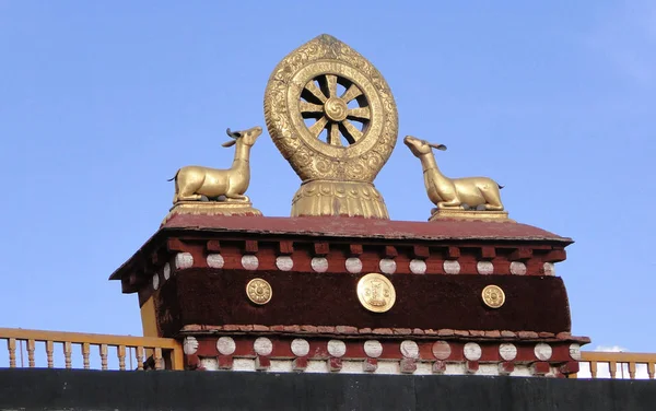 Střešní vrchol chrámu Jokhang v Lhase, Tibetu — Stock fotografie