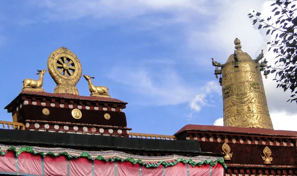 Střešní vrchol chrámu Jokhang v Lhase, Tibetu — Stock fotografie