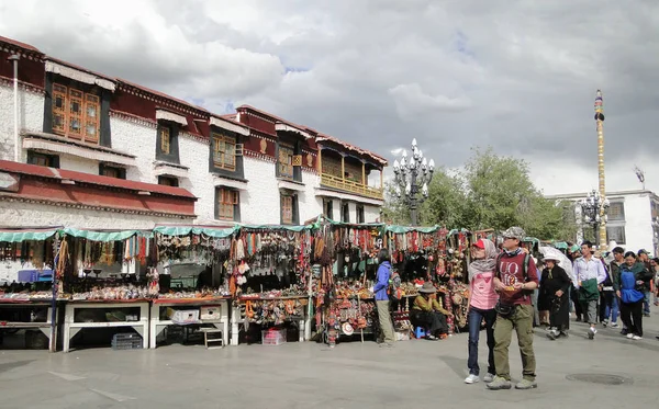 人们在西藏的乔昌寺周围散步 — 图库照片