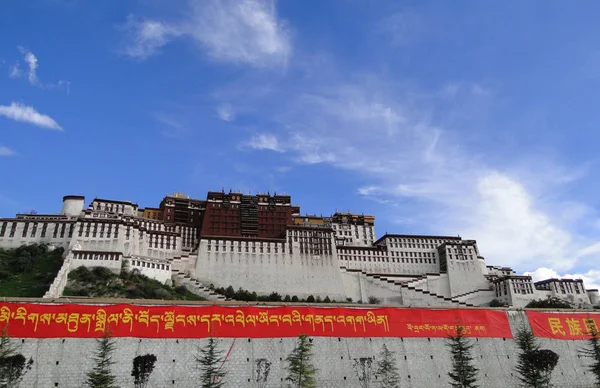 Palácio de Potala em Lhasa, região do Tibete — Fotografia de Stock