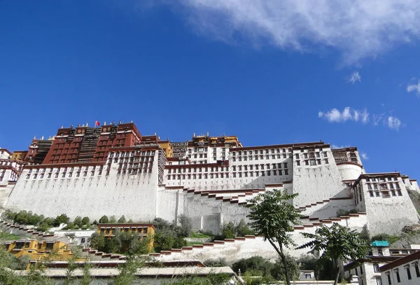 Palácio de Potala em Lhasa, região do Tibete — Fotografia de Stock