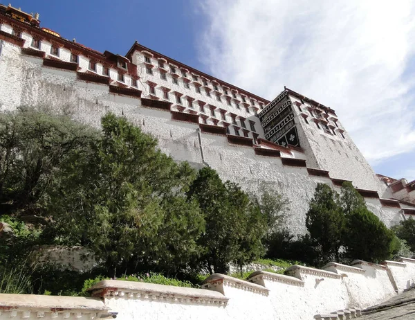 Дворец Потала в Лхасе, Тибетская область — стоковое фото