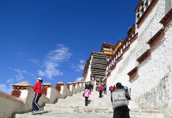 Palácio de Potala em Lhasa, região do Tibete — Fotografia de Stock