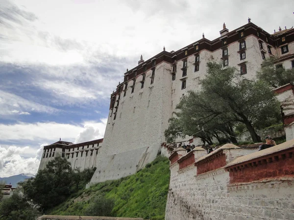 Palácio de Potala em Lhasa, região do Tibete — Fotografia de Stock