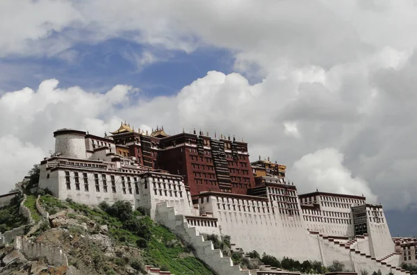 Palácio de Potala em Lhasa, região do Tibete — Fotografia de Stock