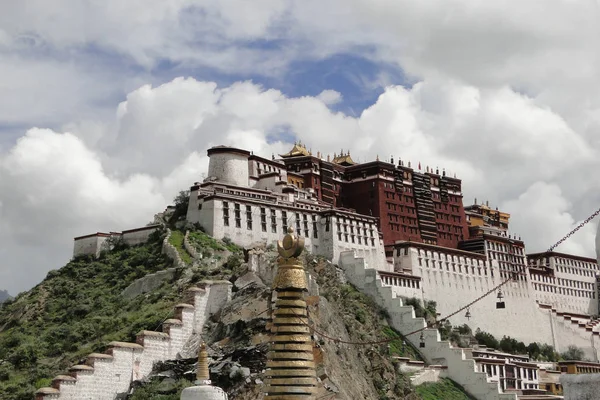 Palácio de Potala em Lhasa, região do Tibete — Fotografia de Stock