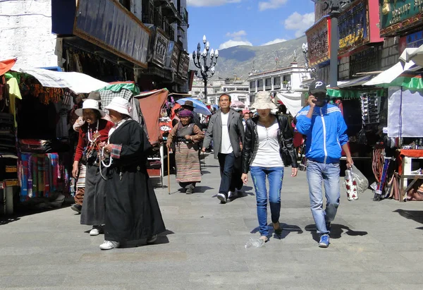 Mensen lopen rond de Jokhang-tempel in Tibet Rechtenvrije Stockfoto's