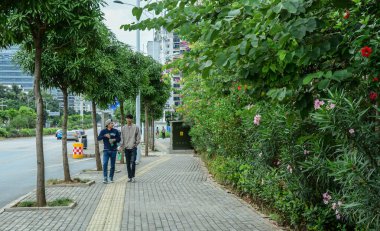 Nanning, Çin'de sokakta yürüyen insanlar