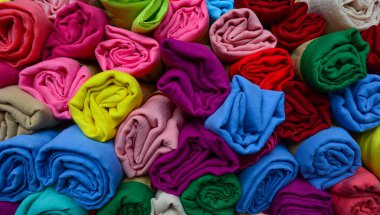 Bir sokak pazarında Satılık renkli Tekstil 