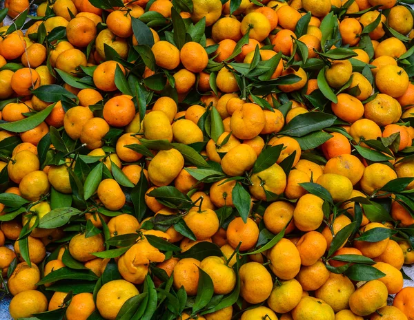 Zralý a chutný mandarín (tangerin) na prodej — Stock fotografie