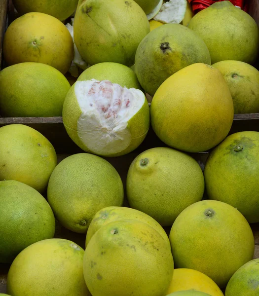 Свіжий грейпфрут на продаж на сільському ринку — стокове фото
