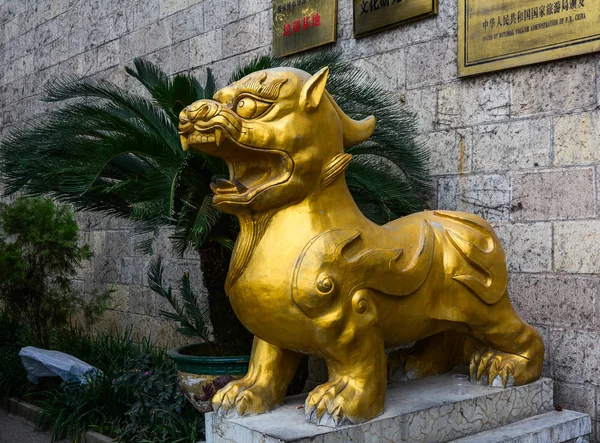 Estatua de león en la calle en Nanning, China — Foto de Stock