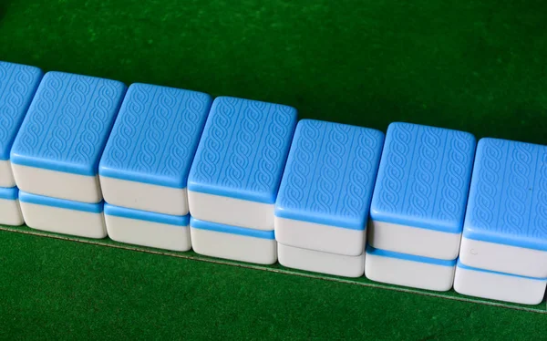 Mahjong spel op groene tafel — Stockfoto