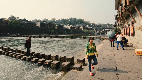 Οι άνθρωποι επισκέπτονται την παλιά πόλη Φενγκουάνγκ — Φωτογραφία Αρχείου