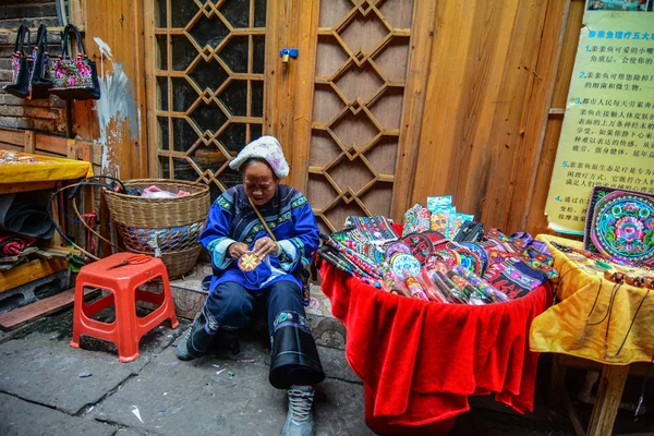 Selling souvenirs at Fenghuang Old Town — Stock Photo, Image