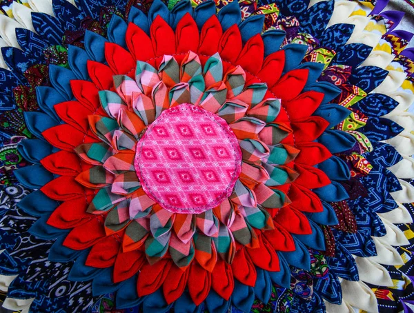 Барвистий текстиль для продажу на вуличному ринку — стокове фото