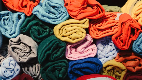 Têxtil colorido para venda em um mercado de rua — Fotografia de Stock