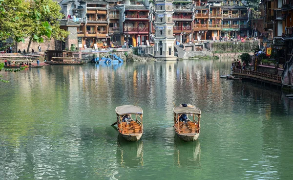 Houten boten op het hoofdkanaal — Stockfoto