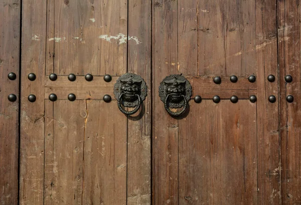 Wooden door at ancient building — Stock Photo, Image