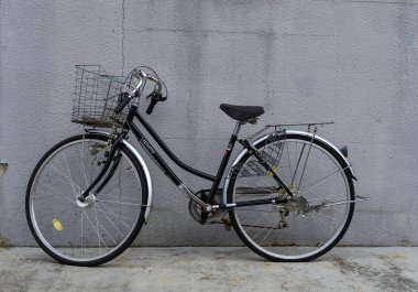 Kırsal evde bir bisiklet