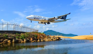 Phuket havaalanına iniş uçak 