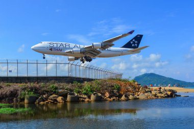 Phuket havaalanına iniş uçak 